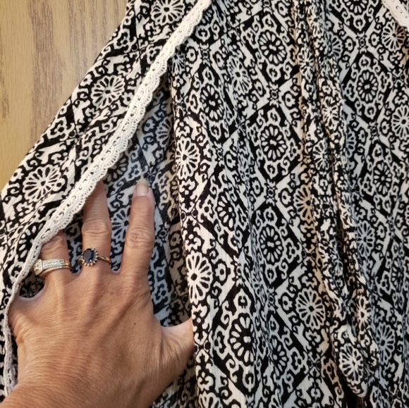 Really pretty black and white patterned "pants" with lace lined splits at sides. - Picture 3 of 7